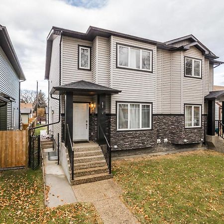 Vibrant Modern Oasis - Free Parking, Netflix, Fast Wi-Fi - Long Stays Welcome Edmonton Exterior photo